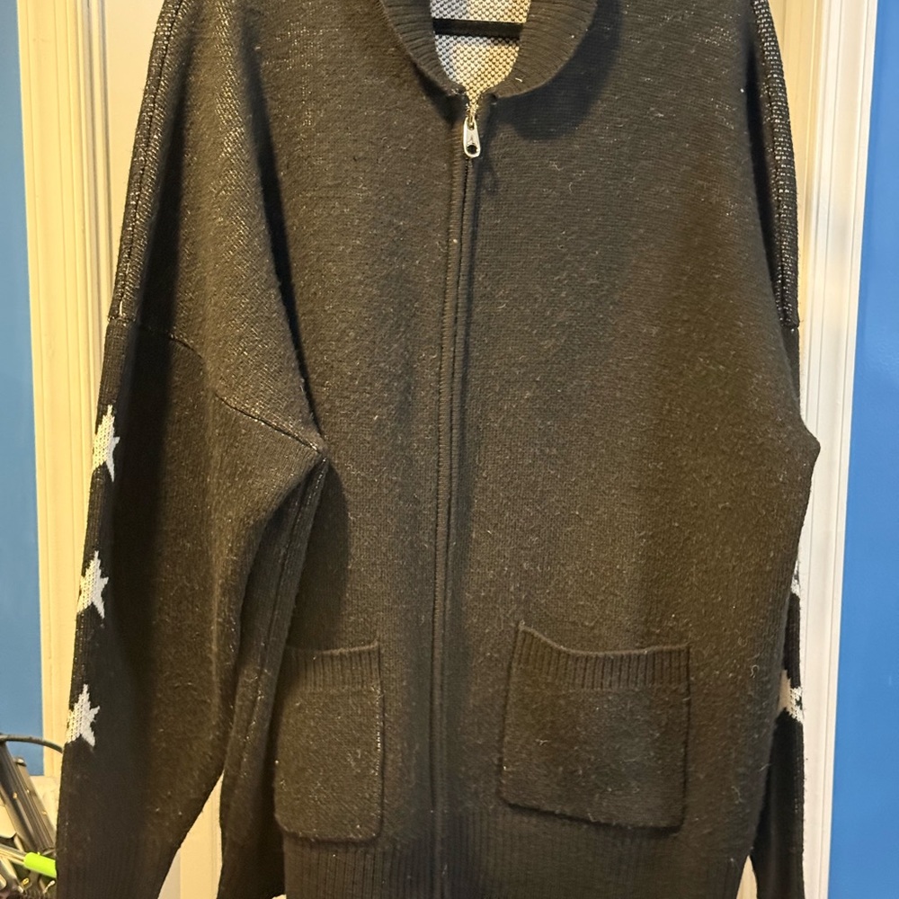 Spirit Jersey Men's Black Zip-Up Sweater with Star Design